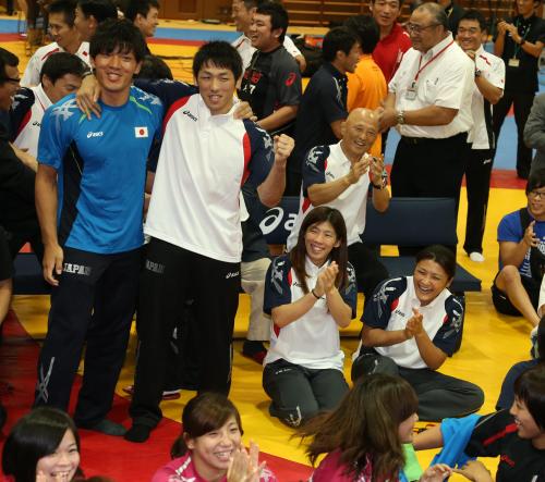 五輪競技存続が決まり笑顔の（中央右から）伊調、吉田、米満