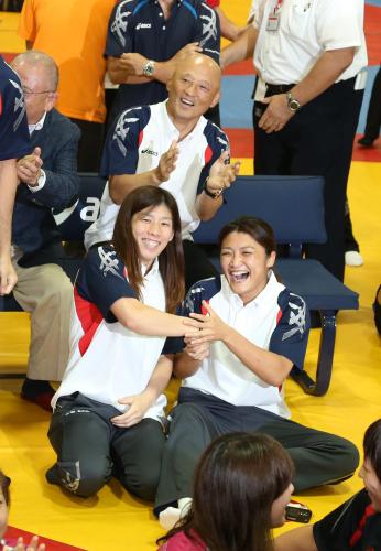 ２０年東京五輪でのレスリングの採用が決まり、喜ぶ吉田沙保里（左）と伊調馨