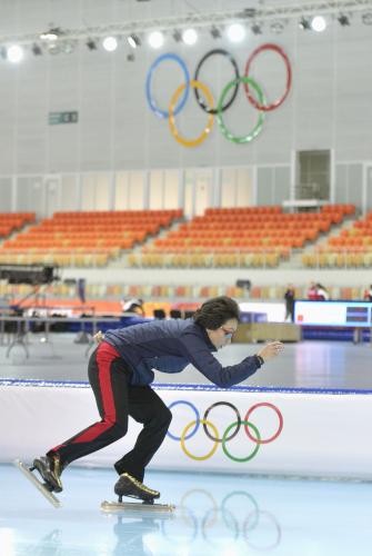五輪マークが描かれたスピードスケートの会場で、氷の感触を確かめる日本選手団の橋本聖子団長