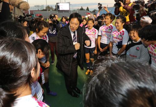 ＜日本・香港＞試合を終え、選手を激励する鈴木大地・スポーツ庁長官