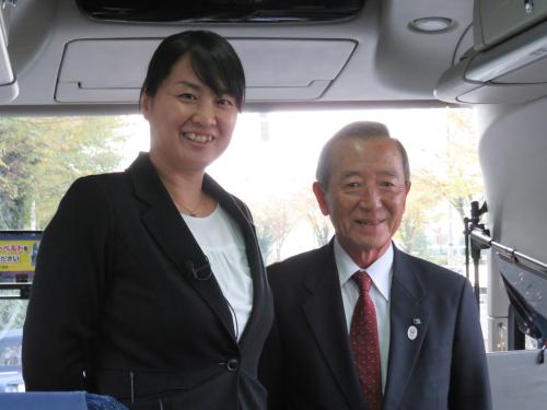 バスツアー出発前にあいさつをする山崎・江東区長（右）と柴田亜衣さん
