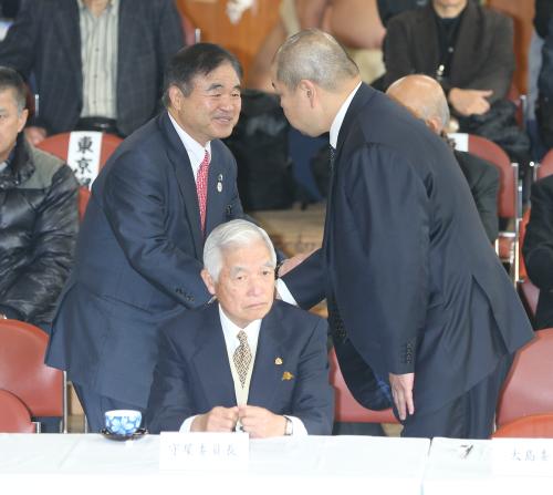 稽古総見で八角理事長（右）と握手する遠藤利明・五輪パラリンピック担当相