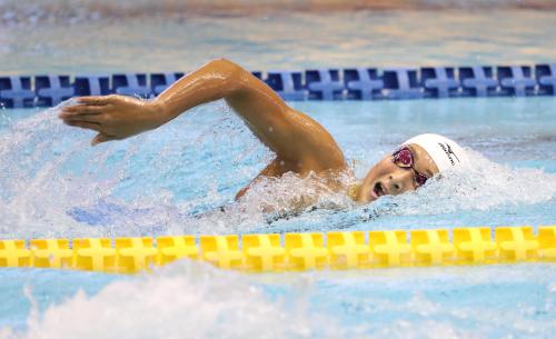 女子２００メートル自由形予選で力強い泳ぎを見せる池江