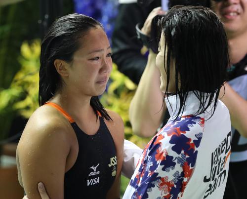女子２００Ｍ平泳ぎ・で優勝した金藤（右）に慰められる渡部