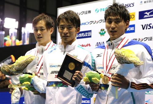 男子２００Ｍ背泳ぎ決勝、表彰台で笑顔を見せる（左から）金子、入江、砂間