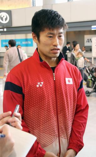 帰国した成田空港で記者の質問に答える、バドミントン男子シングルスの佐々木翔