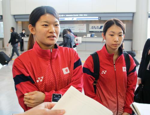帰国した成田空港で記者の質問に答える、バドミントン女子ダブルスの高橋礼華（左）と松友美佐紀