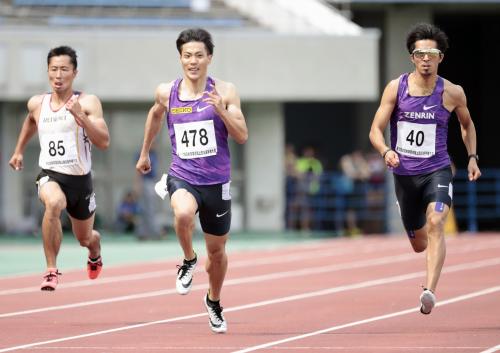 男子１００メートル準決勝で、１０秒０８の大会新を出した山県亮太（中央）。右は藤光謙司