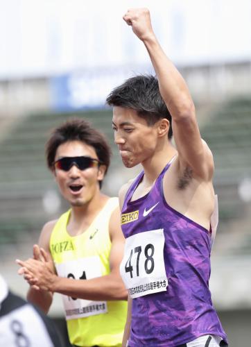 男子１００メートル準決勝で１０秒０８の大会新を出し、ガッツポーズする山県亮太