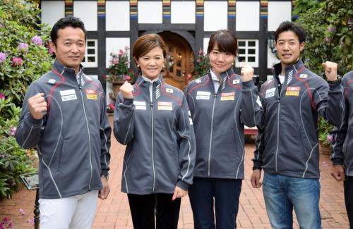 馬場馬術のリオ五輪代表に決まりポーズをとる（左から）原田喜市、北井裕子、黒木茜、高橋正直