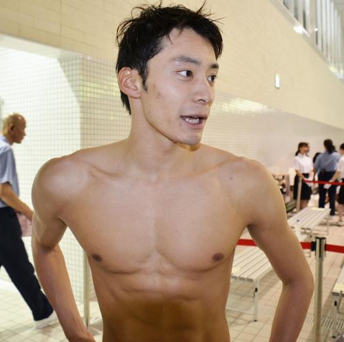 和歌山県選手権で２００メートル背泳ぎを終え、報道陣の取材に応じる入江陵介