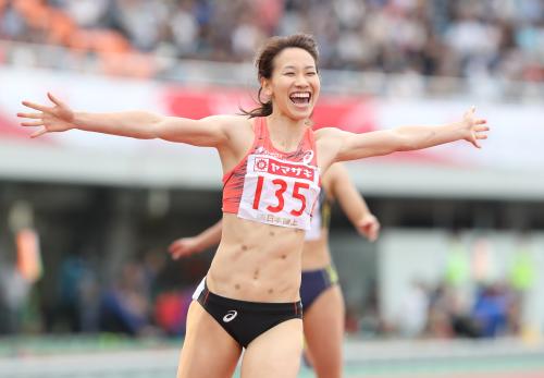 女子２００メートルを日本新記録で制し、喜びを爆発させる福島