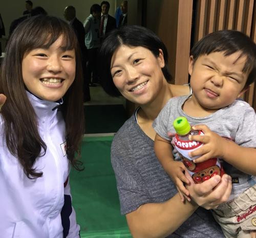 全日本選抜選手権の会場で登坂が撮った小原日登美（中央）と息子の悠陽君（右）との写真