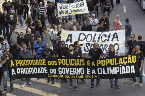 リオデジャネイロで警察官たちが労働条件の改善を訴えるデモを行った（ＡＰ）