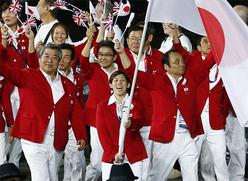ロンドン五輪で日本選手団の旗手を務め、入場行進する女子レスリングの吉田沙保里