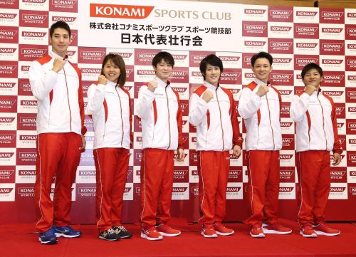 フォトセッションを行う（左から）競泳・藤井、オープンウォータースイミング・貴田、体操・内村、加藤、田中、山室