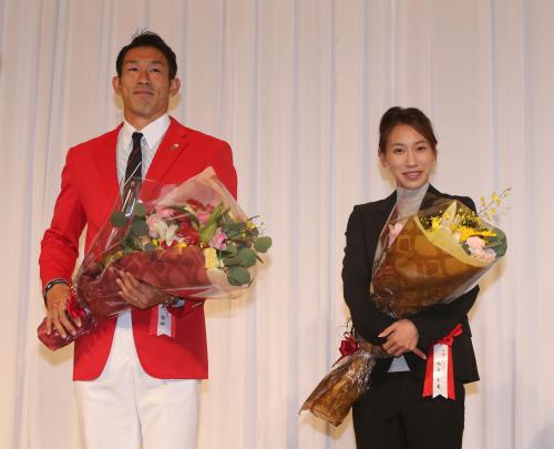 壮行会で花束を手にする（左から）右代、福島