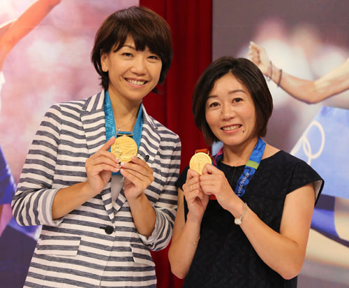 自身の金メダルを手にリオ五輪女子マラソン代表メンバーにエールを送る高橋尚子さん（左）と野口みずきさん