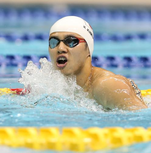 男子１００メートル平泳ぎ決勝３組、力泳する木村