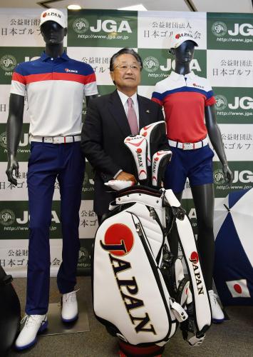 リオ五輪ゴルフ日本代表の公式ウエアを披露する倉本昌弘氏
