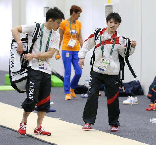 ＜体操男子日本代表・練習＞練習を終えた田中（左）と内村