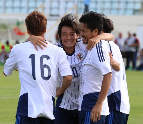 ＜日本・セルジッペ＞前半１分、ゴールを決めた興梠（右）は中島（中）らと抱き合う