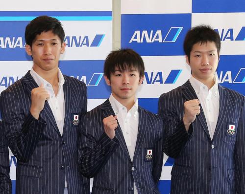 五輪への意気込みを語りガッツポーズする（左から）吉村、丹羽、水谷