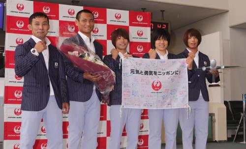 出発セレモニーのフォトセッションでポーズをとる柔道日本代表（左から）高藤、海老沼、近藤、中村、松本