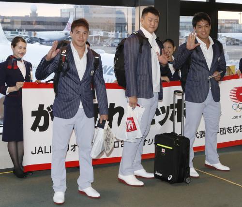 リオ五輪へ出発した、柔道男子代表の（左から）ベイカー、原沢、羽賀
