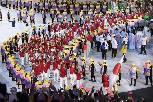 リオデジャネイロ五輪の開会式で、旗手の右代啓祐を先頭に入場行進する日本選手団