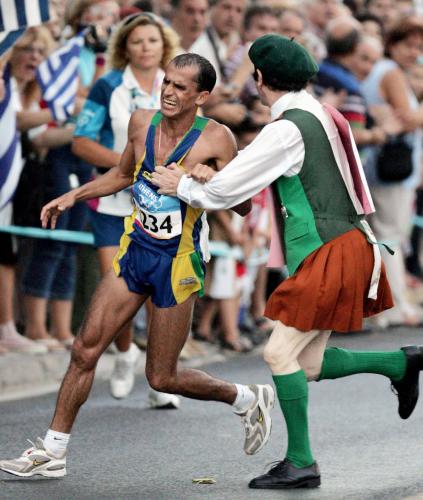 ２００４年８月、アテネ五輪男子マラソンでトップを独走中に走りだしてきた男（右）に妨害されるバンデルレイ・デリマ氏