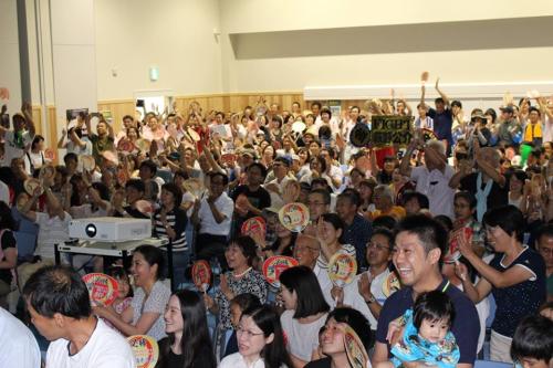 萩野の地元・小山市では４００人以上がパブリックビューイングに参加（小山市提供）