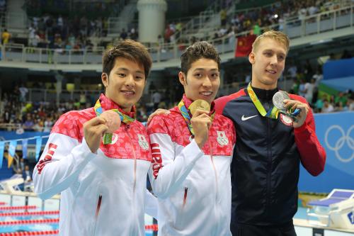 男子４００Ｍ個人メドレー表彰式でメダルを手にする（右から）２位・ケイリシュ、１位、萩野、３位・瀬戸