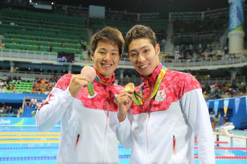 競泳・男子４００個人メドレーで３位の瀬戸（左）と１位の萩野はメダルを手に笑顔