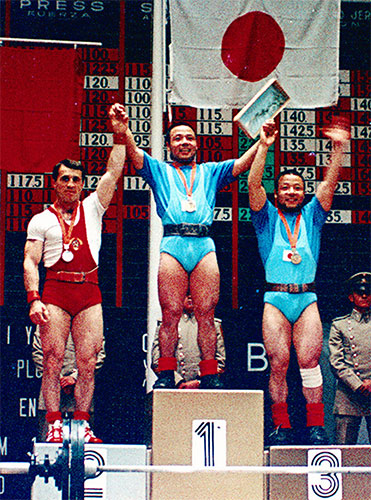 メキシコ五輪重量挙げ男子フェザー級で金メダルを獲得し、銅メダルの弟・三宅義行（右）と笑顔を見せる三宅義信（中央）。
