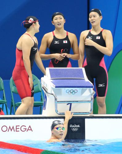 競泳・女子４×１００Ｍリレー・決勝でメダルならず、肩を落とす（左から）山口、池江、内田（下は松本）