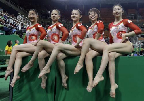 ポーズを取る体操女子の日本代表選手