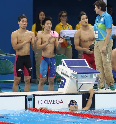 ４ｘ２００ｍリレー予選で決勝進出を決めた（上段左から）萩野、江原、小堀、（下段）最終泳者の松田ら日本チーム