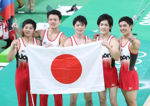＜体操＞金メダルを決め、Ｎｏ１ポーズをとる（左から）山室、田中、内村、加藤、白井ら体男子日本代表
