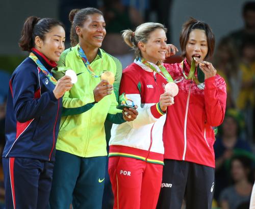 女子57キロ級で銅メダルを獲得し表彰台でメダルを手にする松本薫（右端）。左から２人目は優勝したラファエラ・シルバ