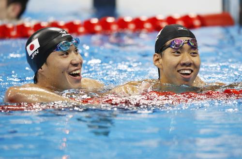 男子２００メートル平泳ぎ準決勝　レース後、笑顔を見せる小関也朱篤（左）と渡辺一平