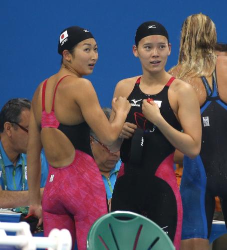 女子１００メートル自由形予選で同着のため、準決勝進出をかけてスイムオフを行うことになった池江（左）と内田