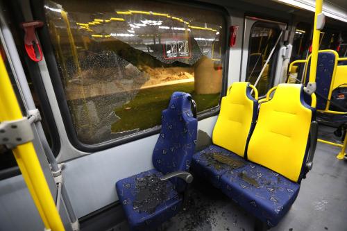 窓ガラスが割られたリオ五輪の報道関係者バス＝９日、リオデジャネイロ（ＡＰ）