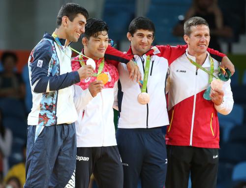 大野（左から２人目）が金メダルを獲得した柔道男子７３キロ級の表彰台に並ぶバンティヘルト（右端）