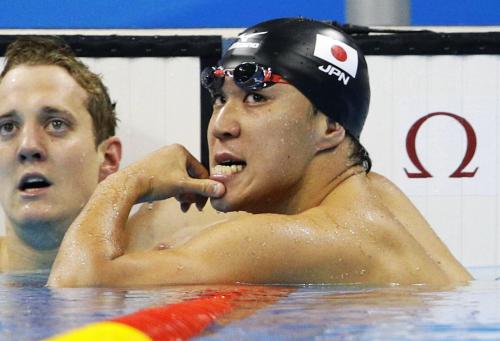 男子２００メートル平泳ぎ決勝　レースを終え、電光掲示を見る小関也朱篤