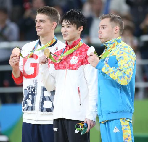 ＜リオ五輪　　体操男子個人総合＞　金メダルを獲得した内村は、２位のベルニャエフ（右）、３位のウィットロックとともに表彰台にあがる