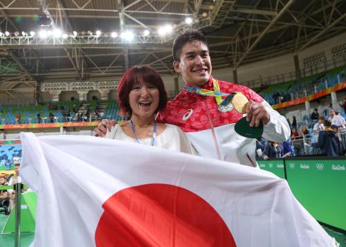 リオ五輪＜柔道・男子９０キロ　決勝＞優勝したベイカー茉秋は母・由果さんと喜びを分かち合う
