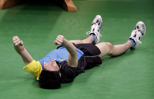 男子シングルス３位決定戦でサムソノフを下して銅メダルを獲得し、床に倒れ込んでガッツポーズの水谷隼（ＡＰ）