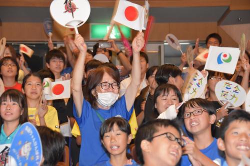 水谷隼選手が銅メダルを獲得し、静岡県磐田市ではパブリックビューイング会場に集まった人たちが大喜び