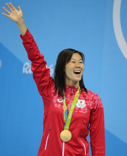 ２００ｍ平泳ぎで金メダルを獲得した金藤は笑顔でスタンドに手をふる